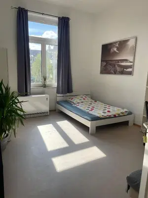 Ein Bett oder Betten in einem Zimmer der Unterkunft Central old building room