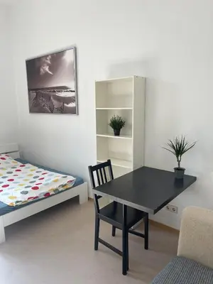 Ein Bett oder Betten in einem Zimmer der Unterkunft Central old building room