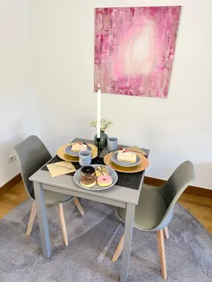 Ein Sitzbereich in der Unterkunft BELLA - Family&Business Ap 1, 100m zum Konzerteingang Schloß, Parkplatz, SmartTV, Netflix, Waschmaschine, 24h Checkin, 30qm