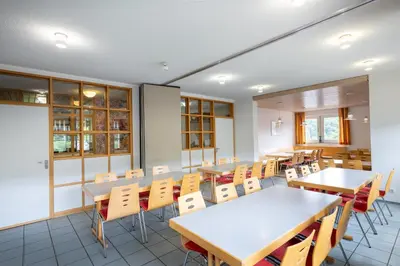 Ein Restaurant oder anderes Speiselokal in der Unterkunft Jugendherberge Burg Rabeneck Pforzheim