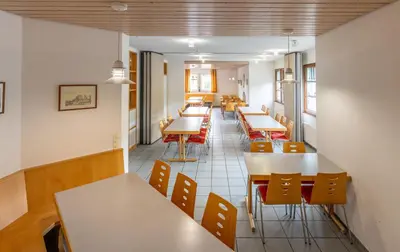 Ein Sitzbereich in der Unterkunft Jugendherberge Burg Rabeneck Pforzheim