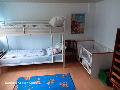 Ein Bett oder Betten in einem Zimmer der Unterkunft Kinderfreundliche Wohnung