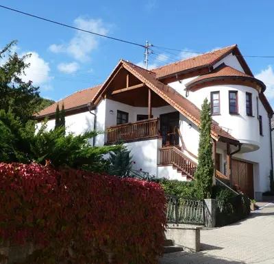 Das Gebäude in dem sich das Ferienhaus befindet