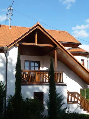 Das Gebäude in dem sich das Ferienhaus befindet