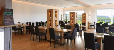 Ein Restaurant oder anderes Speiselokal in der Unterkunft Vögelis WeinNest