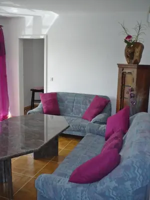 Ein Sitzbereich in der Unterkunft Ferienwohnung beim Steinmetzmeister im Quarzwerk