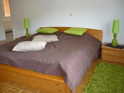 Ein Bett oder Betten in einem Zimmer der Unterkunft Ferienwohnung beim Steinmetzmeister im Quarzwerk