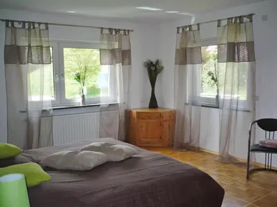 Ein Bett oder Betten in einem Zimmer der Unterkunft Ferienwohnung beim Steinmetzmeister im Quarzwerk