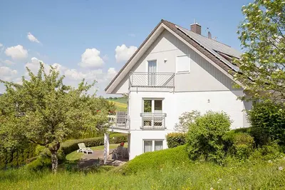 Ein Garten an der Unterkunft Haus Ulla