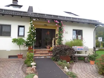 Das Gebäude in dem sich die Ferienwohnung befindet
