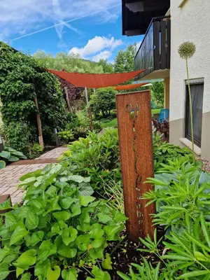 Ein Garten an der Unterkunft Ferienwohnung am Eck