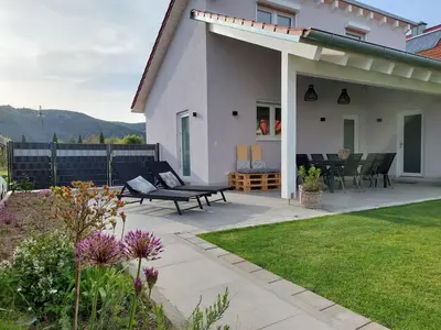Das Gebäude in dem sich das Ferienhaus befindet