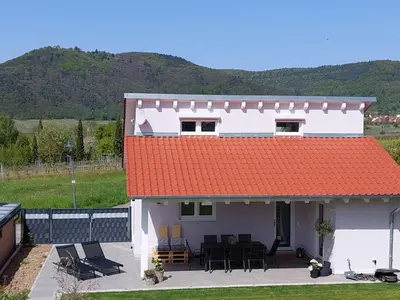 Ein allgemeiner Bergblick oder ein Berglick von des Ferienhauses aus