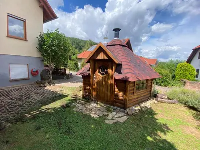 Das Gebäude in dem sich das Ferienhaus befindet