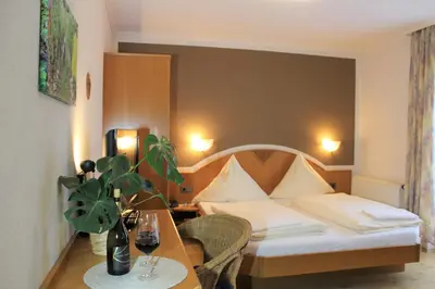 Ein Bett oder Betten in einem Zimmer der Unterkunft Winzerhotel Kinges-Kessel