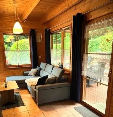 Ein Sitzbereich in der Unterkunft Ferienhaus Leonie, Holzhaus im Pfälzer Wald 76848 Hofstätten