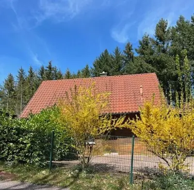 Das Gebäude in dem sich das Ferienhaus befindet