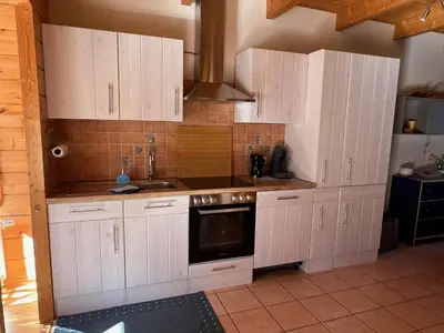 Küche/Küchenzeile in der Unterkunft Ferienhaus Leonie, Holzhaus im Pfälzer Wald 76848 Hofstätten