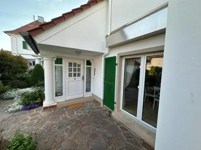 Das Gebäude in dem sich das Ferienhaus befindet