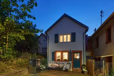 Das Gebäude in dem sich das Ferienhaus befindet