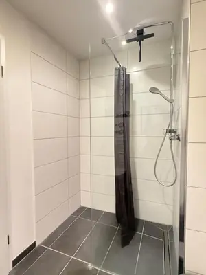 Ein Badezimmer in der Unterkunft Kleines Glück Karlsruhe - Waschmaschine, SBahn, Regendusche, Fußbodenheizung