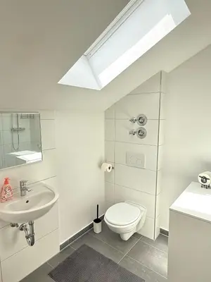 Ein Badezimmer in der Unterkunft Modern Flat Karlsruhe - Waschmaschine, Fußbodenheizung, Regendusche