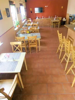 Ein Restaurant oder anderes Speiselokal in der Unterkunft Hotel Kalimera