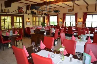 Ein Restaurant oder anderes Speiselokal in der Unterkunft Landhotel Zur Post