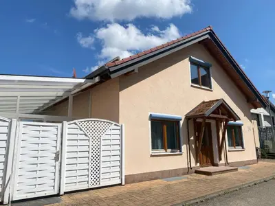 Das Gebäude in dem sich das Ferienhaus befindet