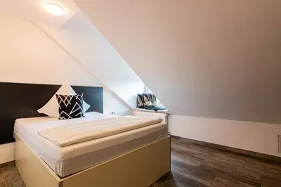 Ein Bett oder Betten in einem Zimmer der Unterkunft Nine Rooms - Serviced Rooms