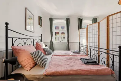 Ein Bett oder Betten in einem Zimmer der Unterkunft LubuNest l Altstadtwohnung am Blühenden Barock
