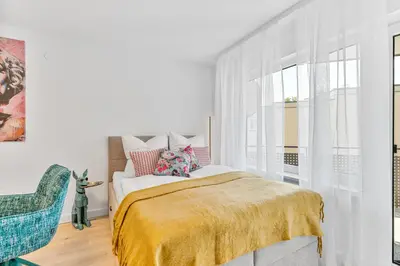 Ein Bett oder Betten in einem Zimmer der Unterkunft Goldstadt Pop-Art Apartment