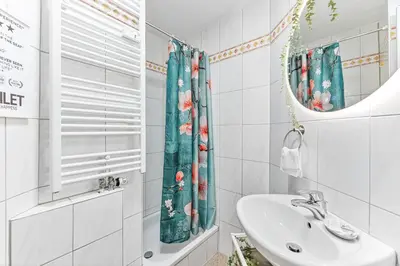 Ein Badezimmer in der Unterkunft Goldstadt Pop-Art Apartment