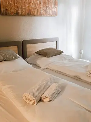 Ein Bett oder Betten in einem Zimmer der Unterkunft DoreyHome HN1 - Stilvolles Apartment zentral in Heilbronn - 7 Personen - WLAN