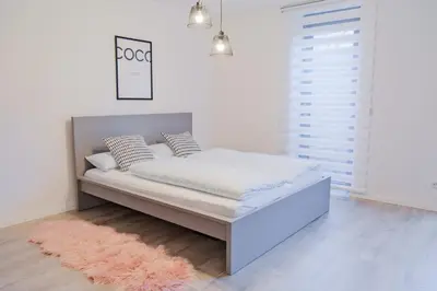 Ein Bett oder Betten in einem Zimmer der Unterkunft Untergeschoss mit Stil modern, ruhig & mit Terrasse