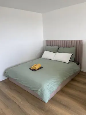 Ein Bett oder Betten in einem Zimmer der Unterkunft City Loft mit Balkonblick