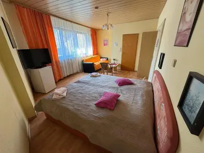 Ein Bett oder Betten in einem Zimmer der Unterkunft Hotel Garni Neckarblick
