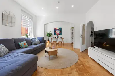 TV/Unterhaltungsangebot in der Unterkunft Stay COZY - TOP LAGE - Kingsize Betten - Parkplatz - Balkon - Netflix