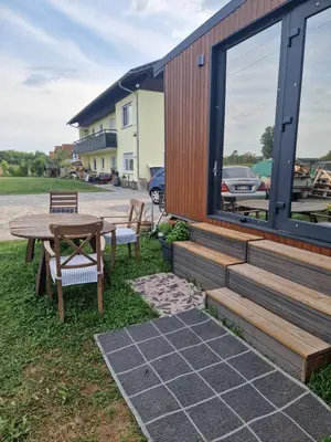 Das Gebäude in dem sich das Ferienhaus befindet