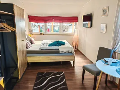 Ein Bett oder Betten in einem Zimmer der Unterkunft Gemütliches Zimmer mit eigenem Bad und Blick ins Grüne