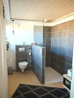 Ein Badezimmer in der Unterkunft Gemütliches Zimmer mit eigenem Bad und Blick ins Grüne