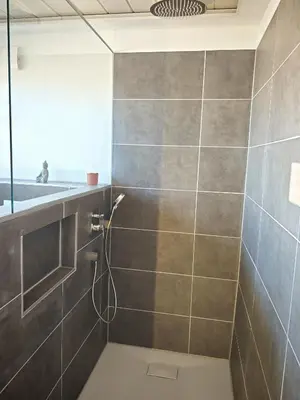 Ein Badezimmer in der Unterkunft Gemütliches Zimmer mit eigenem Bad und Blick ins Grüne
