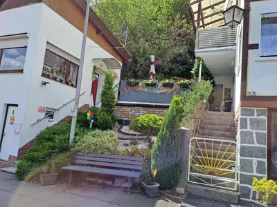 Ein Garten an der Unterkunft Ferienwohnung zum Finkenbachtal