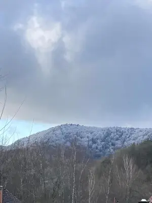 Ein allgemeiner Bergblick oder ein Berglick von des Ferienhauses aus
