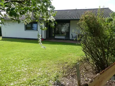 Ein Garten an der Unterkunft Ferienhaus Schmidt