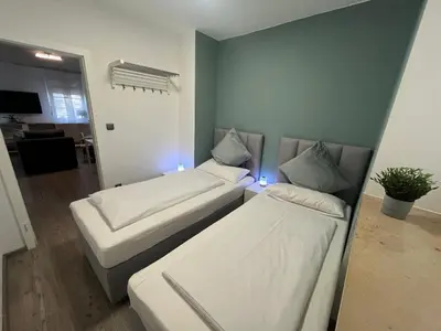 Ein Bett oder Betten in einem Zimmer der Unterkunft Belisima Apartments I Ferienwohnung Ruppertsberg R03 - Reiterpfad I separater Schlafbereich mit Boxspringbetten I Waschmaschine I Parkplatz I Nähe Supermarkt - Bäcker - Bahnhof