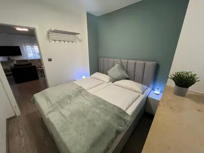 Ein Bett oder Betten in einem Zimmer der Unterkunft Belisima Apartments I Ferienwohnung Ruppertsberg R03 - Reiterpfad I separater Schlafbereich mit Boxspringbetten I Waschmaschine I Parkplatz I Nähe Supermarkt - Bäcker - Bahnhof