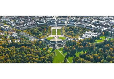 Blick auf Spacious Apartment with Balcony - nearby Schlosspark - APOLONIAliving aus der Vogelperspektive