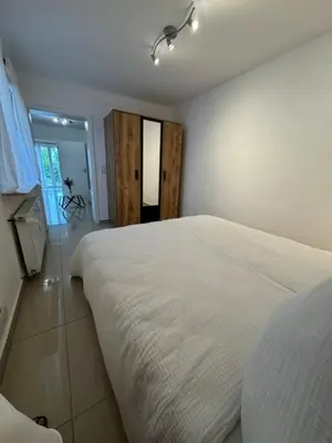 Ein Bett oder Betten in einem Zimmer der Unterkunft Moderne Erdgeschosswohnung und eigenem Garten für bis zu 4 Personen