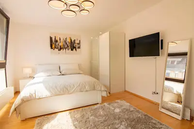 Ein Bett oder Betten in einem Zimmer der Unterkunft Exklusive 1-Zimmer-Wohnung in KA-Stadt
